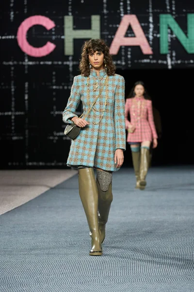 Look 3